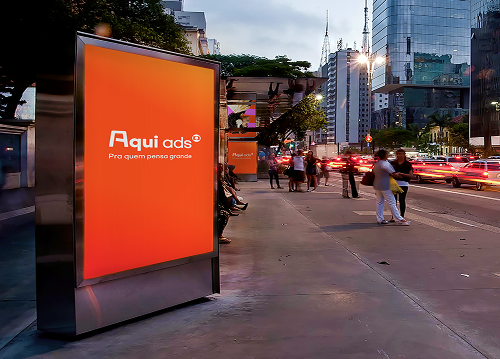 Painel digital da Eletromidia na rua.